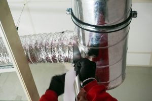 hands-sealing-ductwork